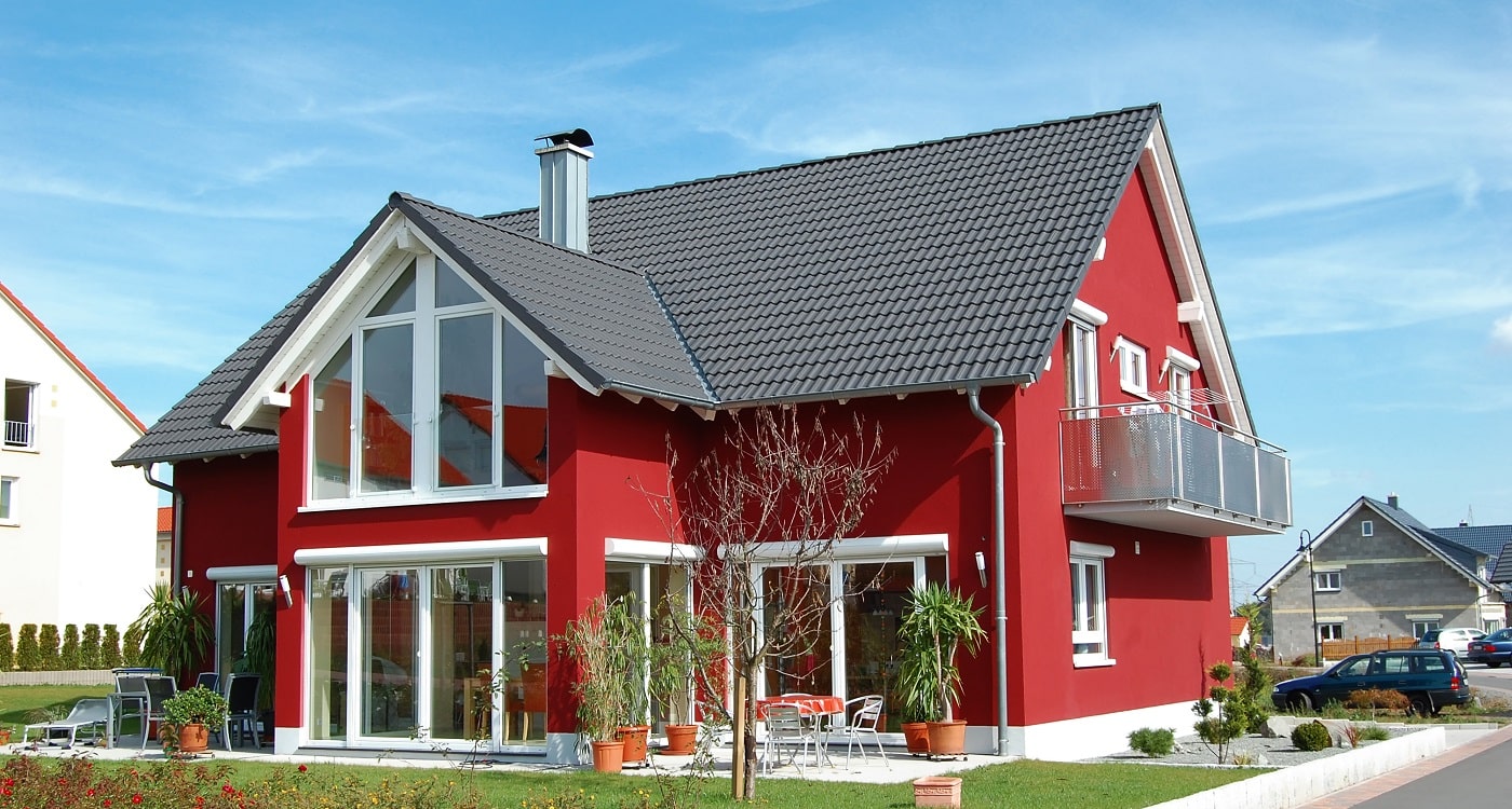 Neue Fenster in einem Einfamilienhaus durch Fenstermontage